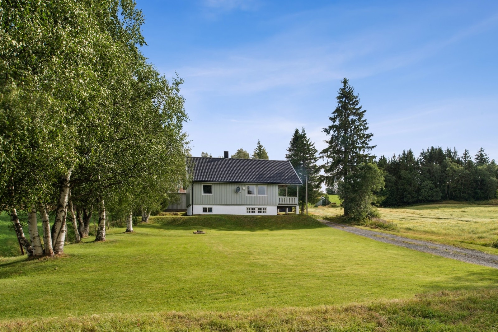 Romslig tomt med mange muligheter for både lek, hage og fremtidige prosjekter. Galleribilde