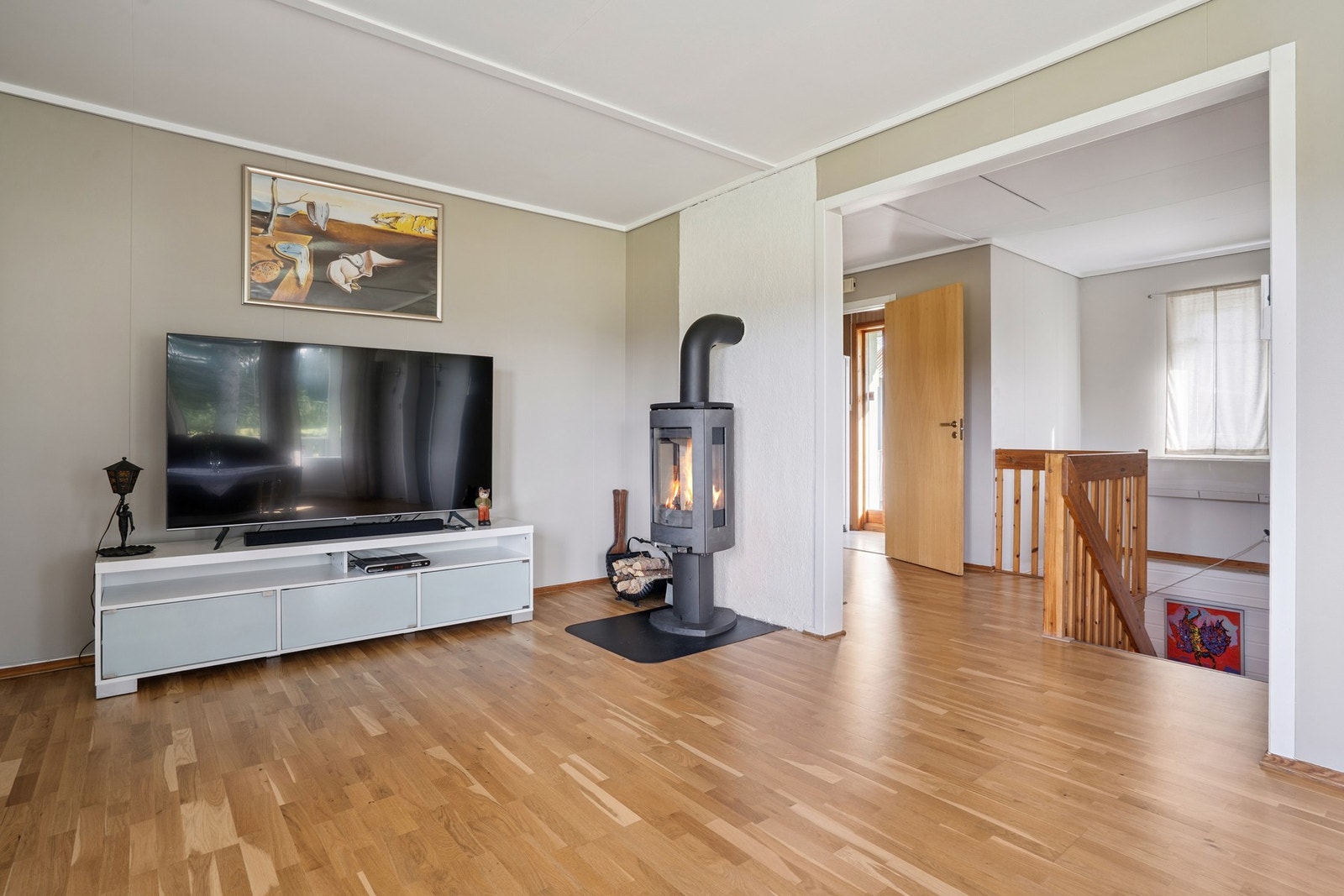 Første etasje byr på romslig stue med utgang til solrik veranda, soverom, kjøkken, bad, separat WC, gang og entré. Galleribilde