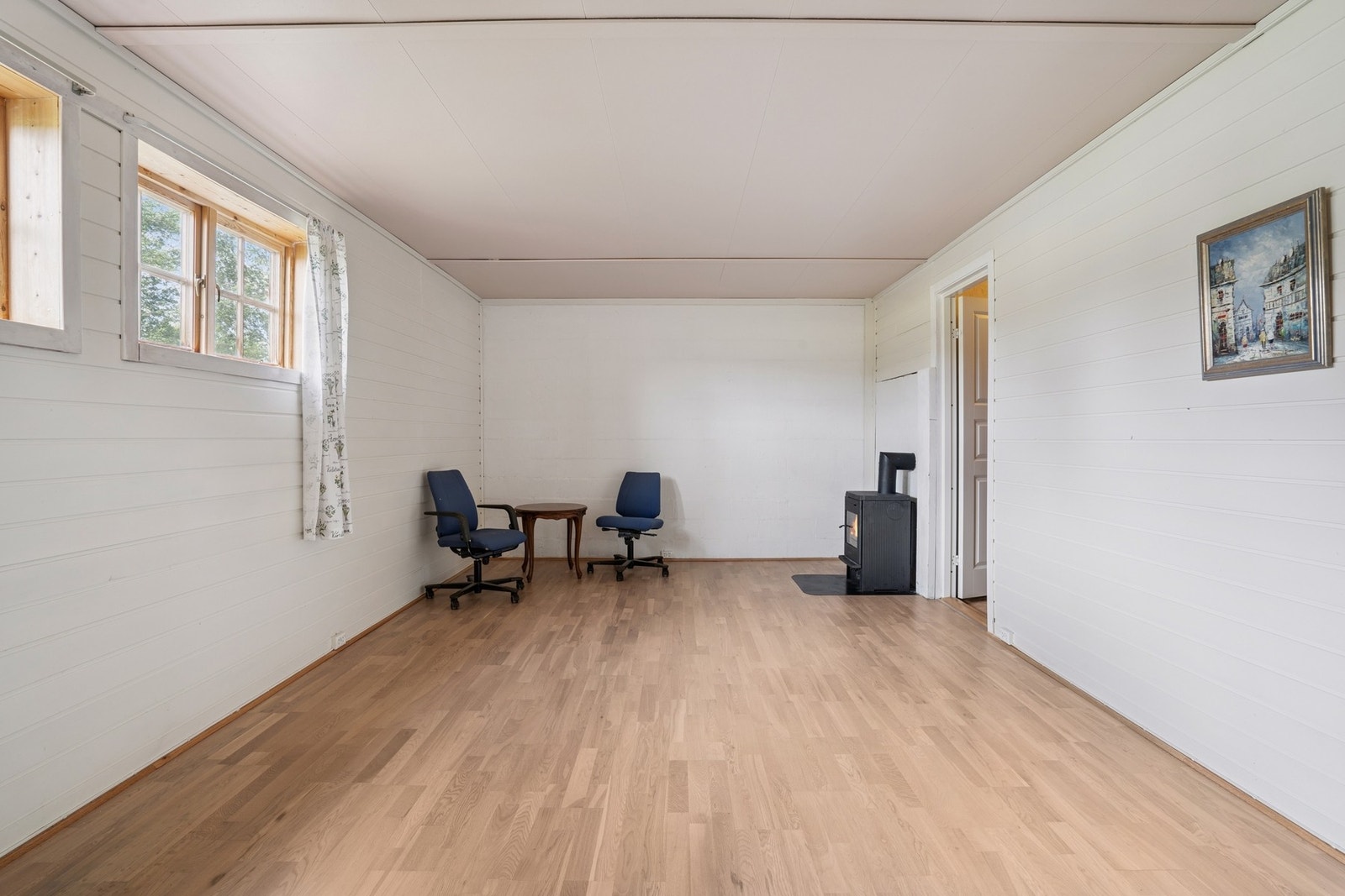 Boligen har to stuer som gir fleksible oppholdsrom, hvor kjellerstuen måler ca. 21m². Galleribilde