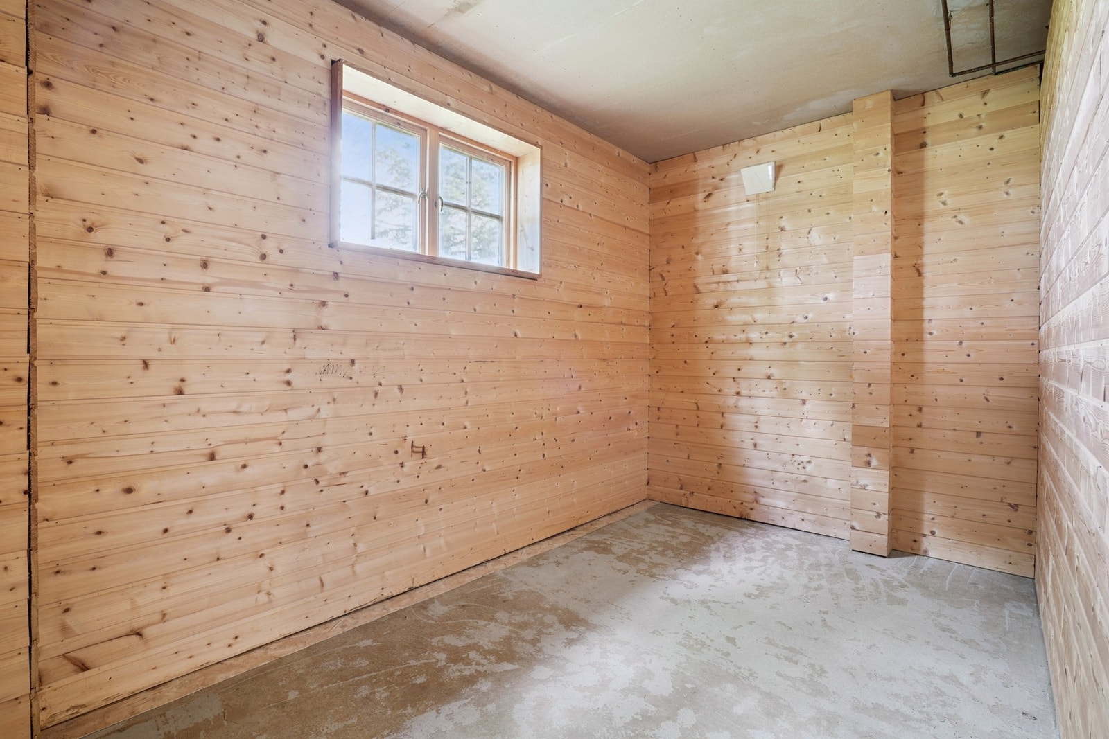 En av kjellerens tre boder har et areal på 7,5 m² og gir god ekstra lagringsplass. I de opprinnelige byggegodkjente tegningene er dette rommet angitt som soverom. Galleribilde