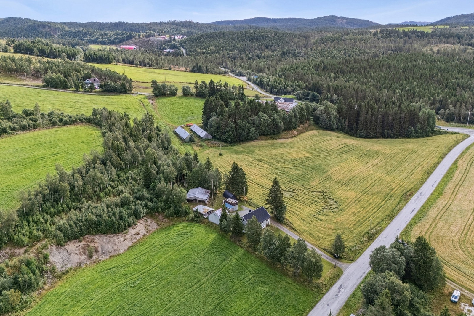 Kort vei til Svorksjøen - et populært sted for bading, fiske og rekreasjon - og med turstier, skiløyper og flotte friluftsområder rett i nærheten. Galleribilde