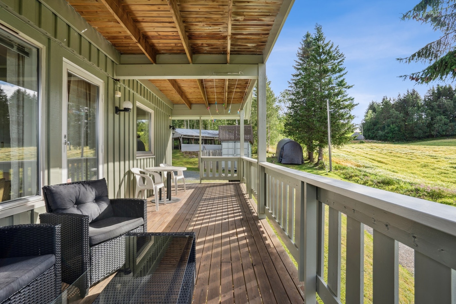 Romslig veranda på 18m² med overbygg - en lun uteplass du kan bruke i all slags vær. Galleribilde