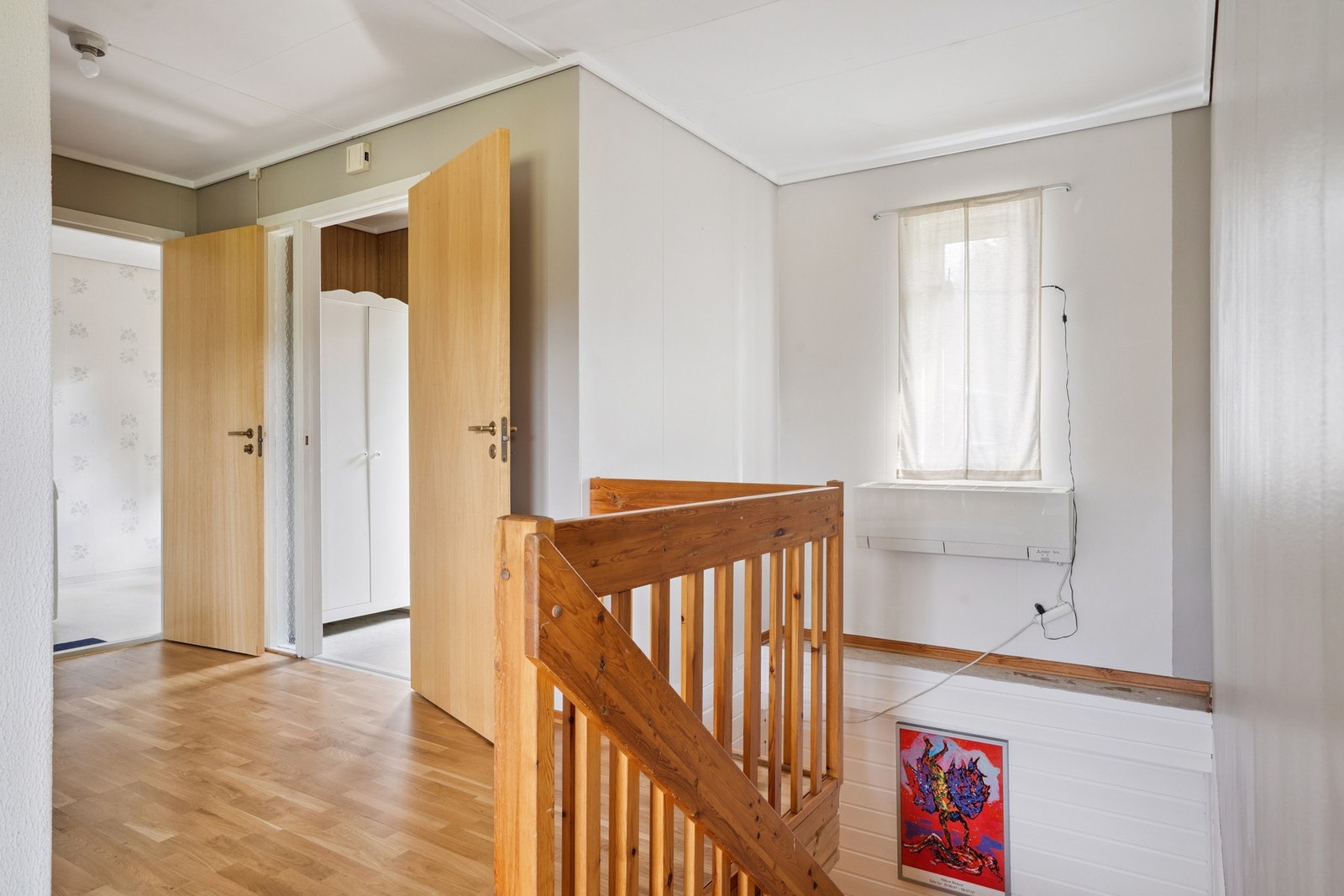 Boligen går over to etasjer pluss loft. Kjeller er innredet, mens loftet er uinnredet med vinduer og utgang til balkong. Galleribilde