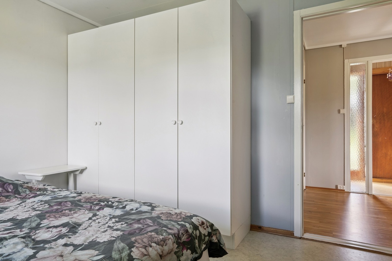 Romslig soverom med plass til dobbeltseng og praktiske oppbevaringsløsninger. Galleribilde