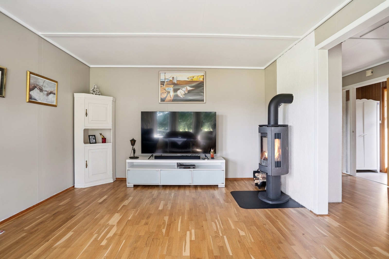 Boligen varmes opp med vedfyring og varmepumpe. Galleribilde