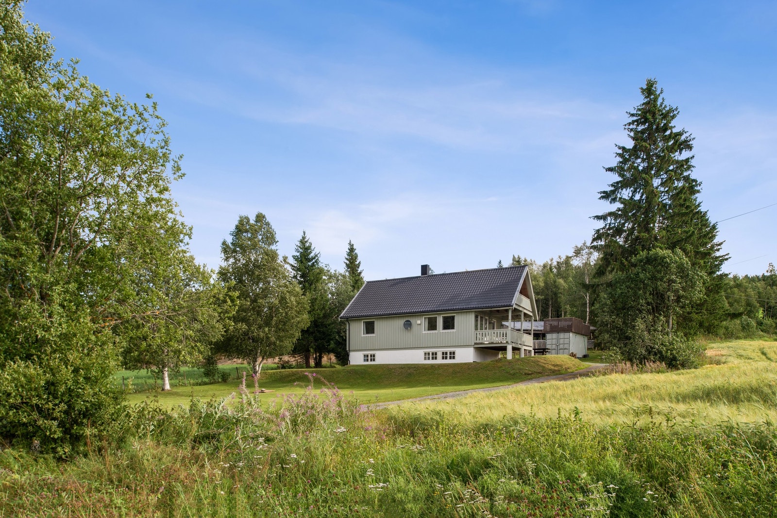 Fra eiendommen er det ca. 5 km til Gåsbakken sentrum med dagligvarebutikk, skole og barnehage. Galleribilde