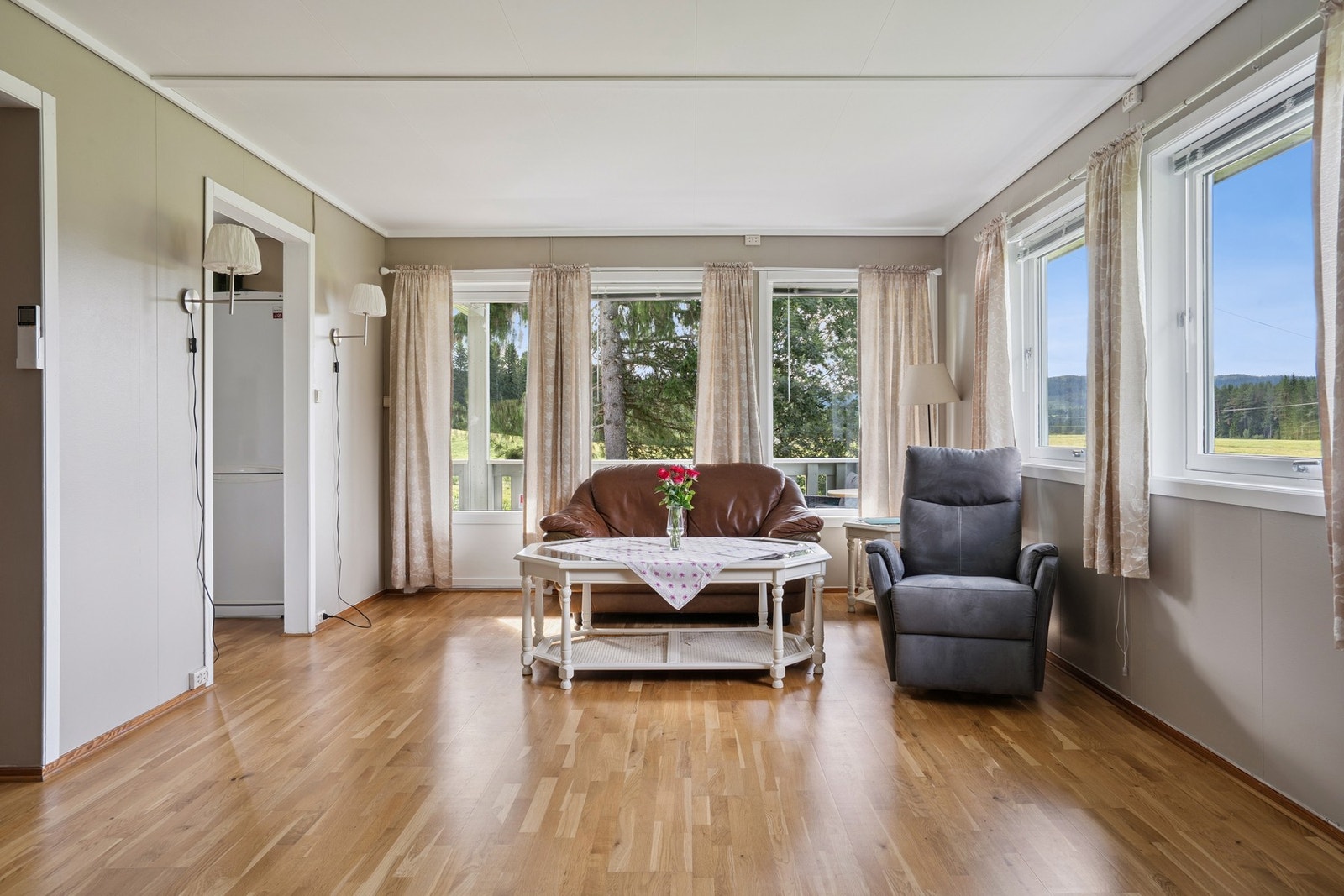 Fra stuen er det utgang til en romslig, solrik veranda. Galleribilde