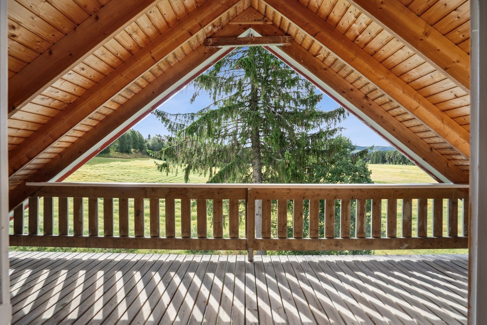 Koselig balkong med flott utsikt over åpent landskap og grønne omgivelser - perfekt sted for morgenkaffen eller en rolig kveld Galleribilde