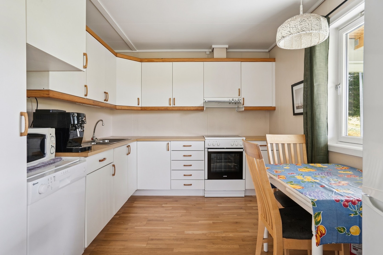 Kjøkkenet er utstyrt med frittstående komfyr, oppvaskmaskin og kombiskap med fryser. Ventilator er integrert i overskapet og drives av separat aggregat på loftet. Galleribilde