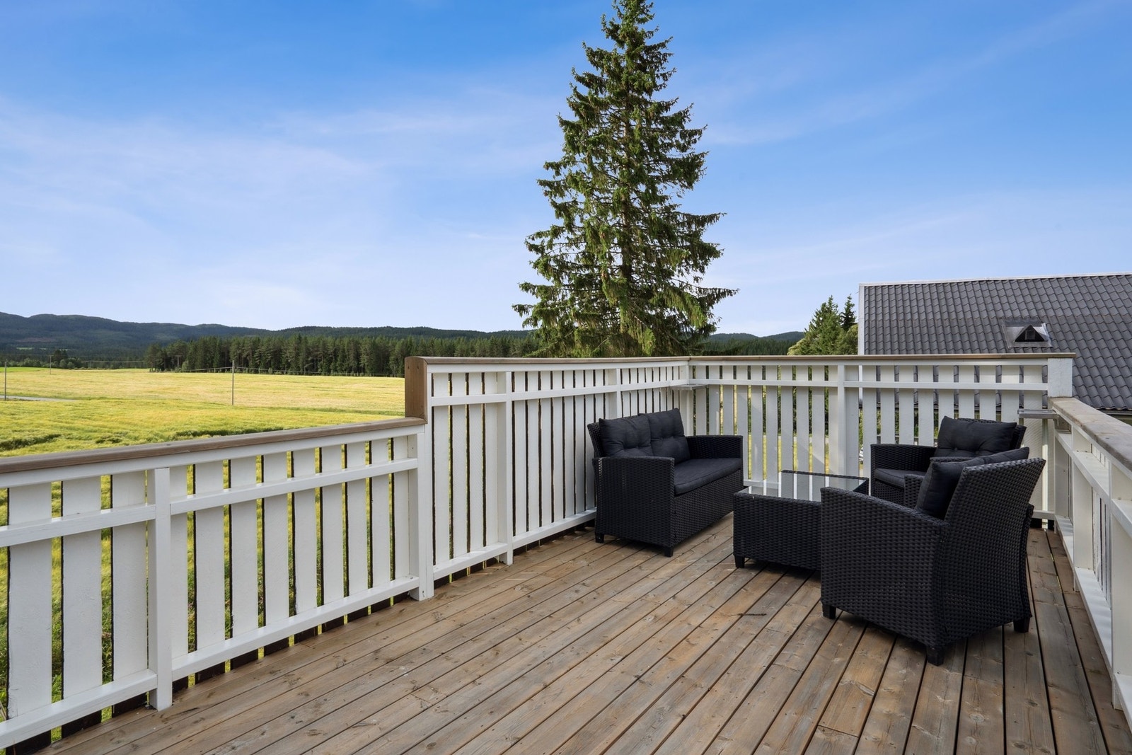 Eiendommen byr på flere flotte uteplasser der du kan nyte solen gjennom hele dagen. Galleribilde