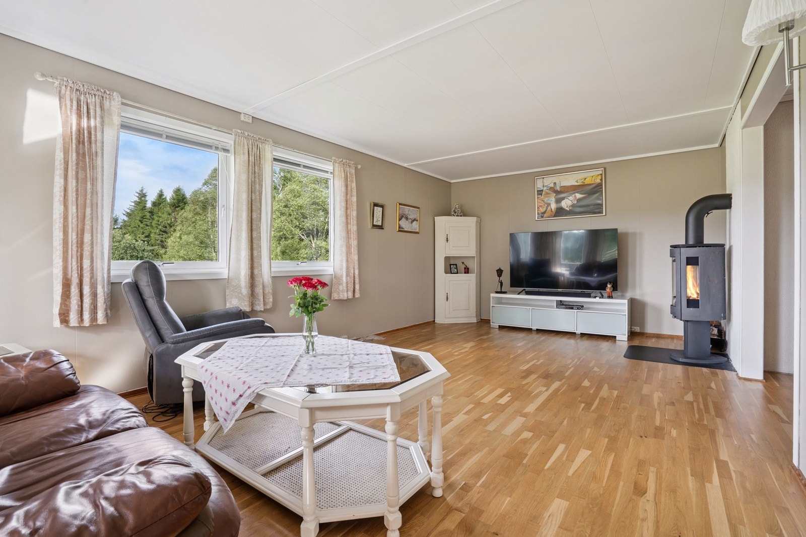 Stuen på 23m² har god plass og fleksible innredningsmuligheter, slik at du enkelt kan tilpasse rommet til dine behov og ønsker. Galleribilde