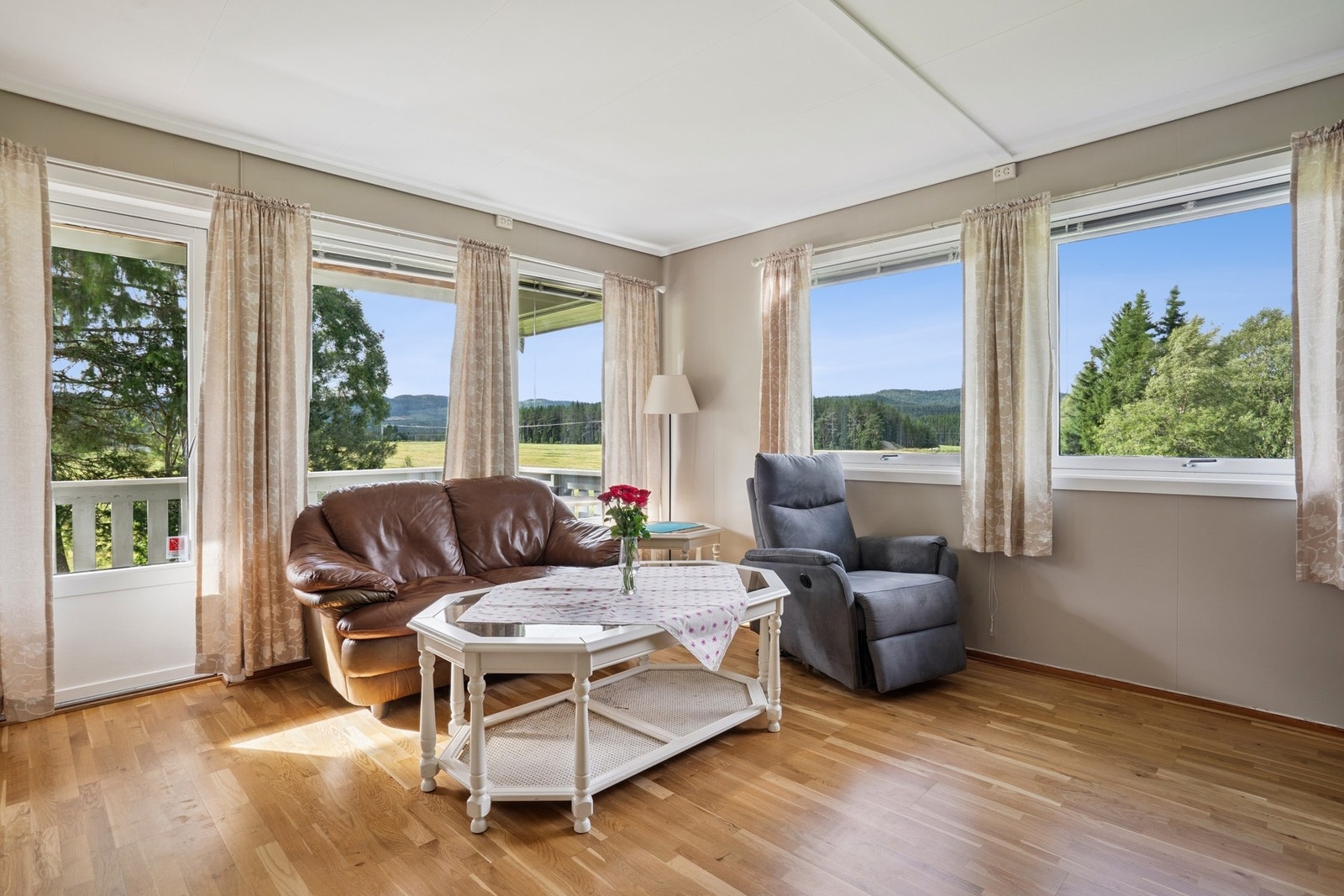 Store vindusflater slipper inn rikelig med dagslys og gir boligen en lys og luftig atmosfære. Galleribilde