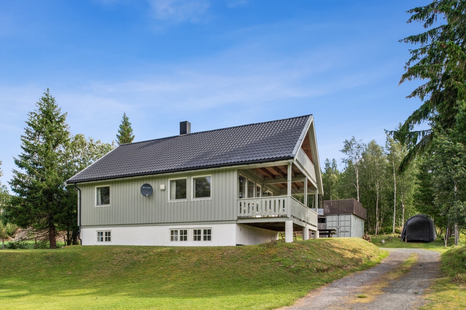 Romslig enebolig på stor tomt på 2,2 mål, omgitt av vakker natur og med usjenert beliggenhet. Galleribilde