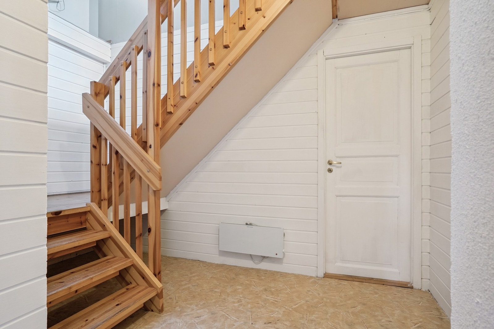 Kjelleretasjen inneholder en koselig kjellerstue, soverom, tre boder og gang. Galleribilde