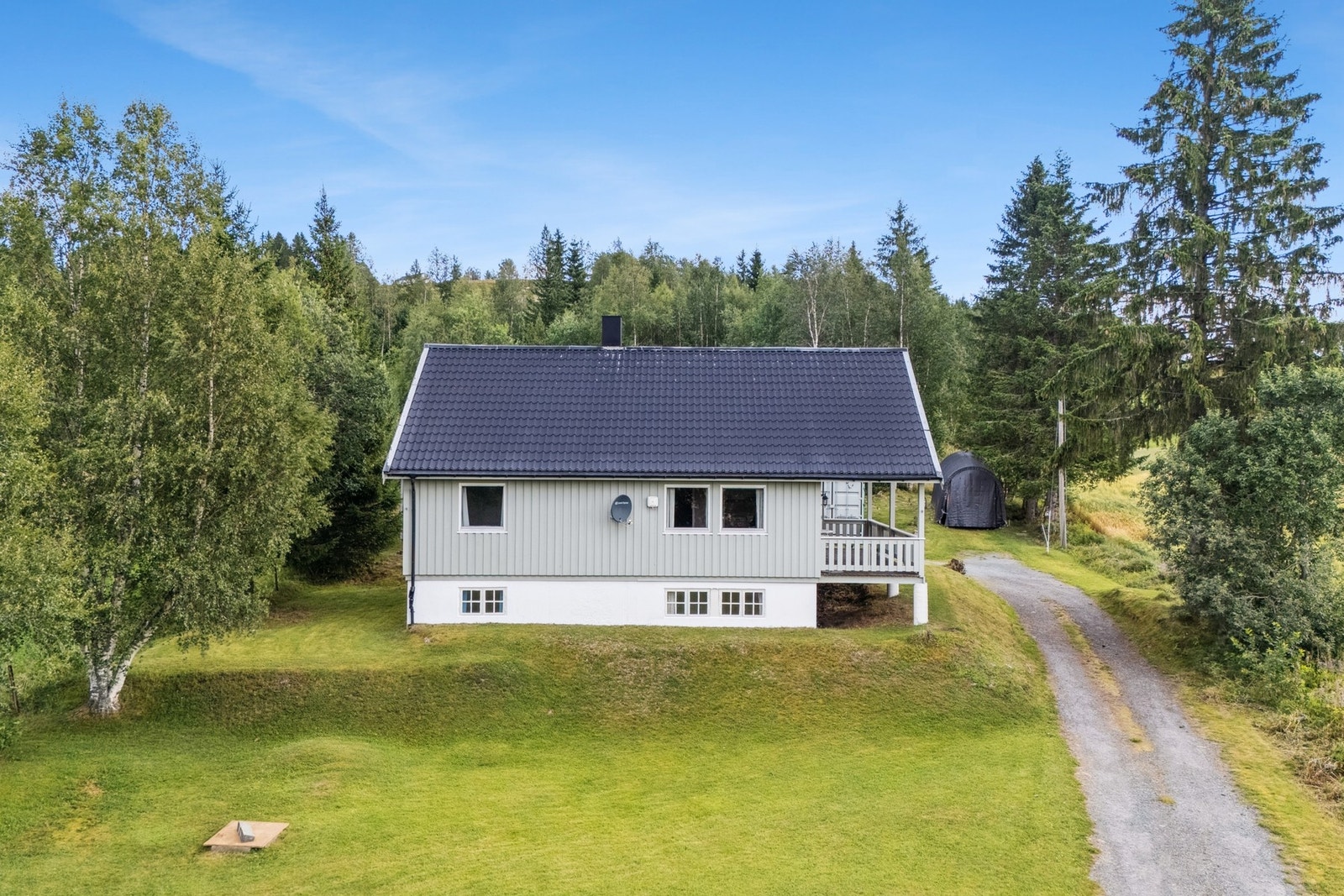 Boligen ligger i et tilbaketrukket og rolig område, perfekt for deg som ønsker privatliv og fredelige omgivelser. Galleribilde