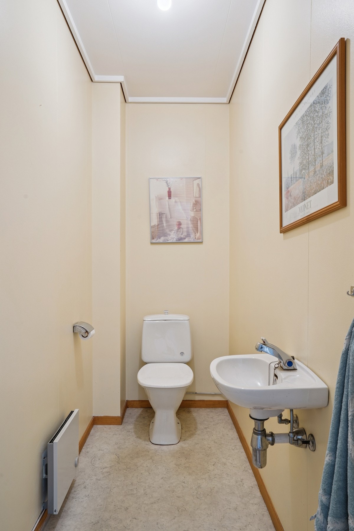 I tillegg har boligen et separat toalettrom med gulvbelegg, veggplater og takplater. Her er det vegghengt servant, gulvstående toalet. Galleribilde