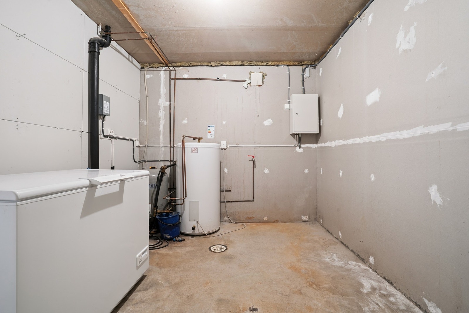 Varmtvannsbereder på 200L (fra 2016) plassert i bod. Galleribilde