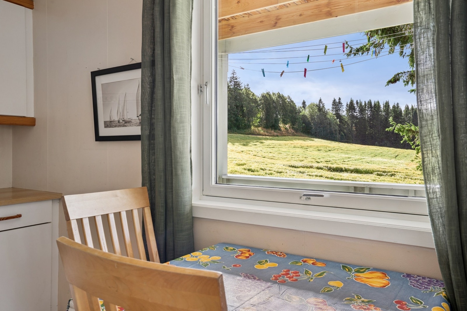 God plass til en spisegruppe, perfekt for hyggelige måltider med familie og venner. Galleribilde