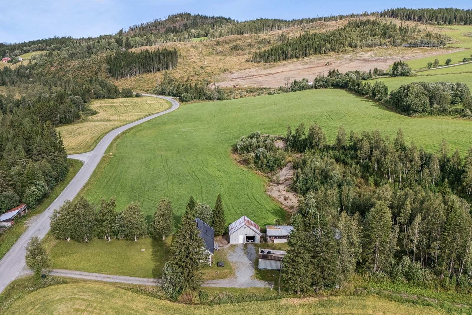 Den romslige tomten på 2,2 mål gir mange muligheter - enten du vil lage blomsterbed, plante frukttrær, ha plass til lek og aktiviteter, eller etablere en kjøkkenhage. Galleribilde