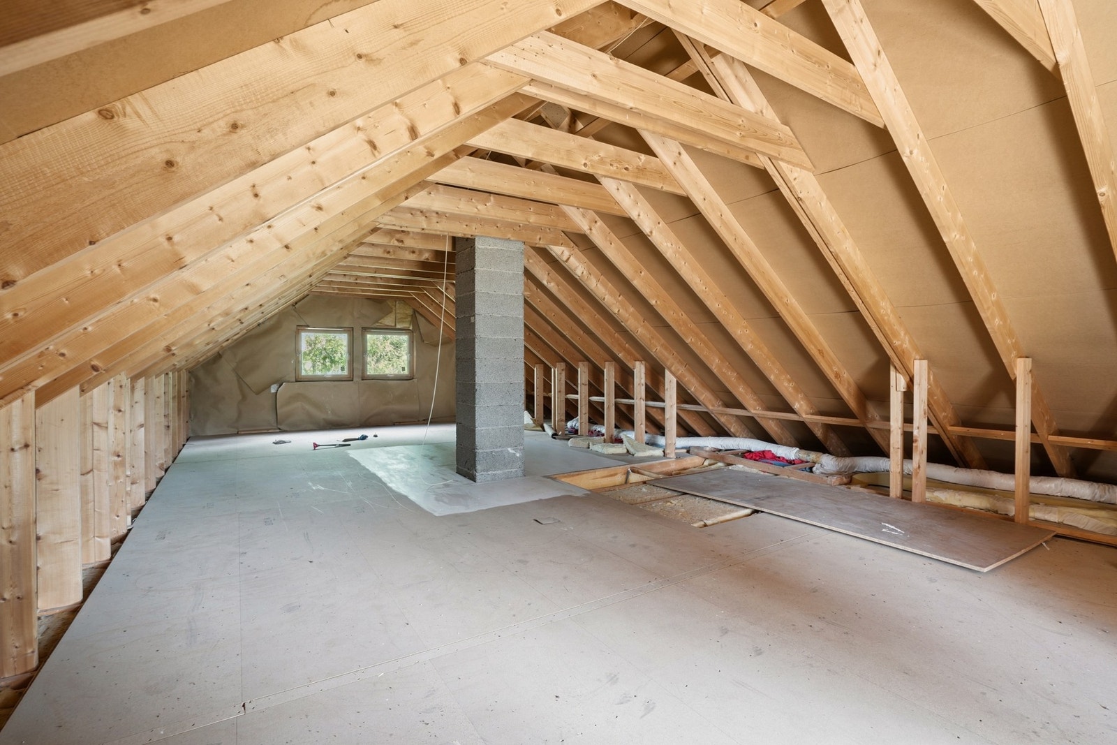 Loftet er uinnredet, men har vinduer og egen balkong, noe som kan gi mulighet for ekstra rom, for eksempel soverom, kontor eller hobbyrom. Det finnes imidlertid ingen garanti for at dette kan gjennomføres, blant annet på grunn av takhøyde og krav til godk Galleribilde