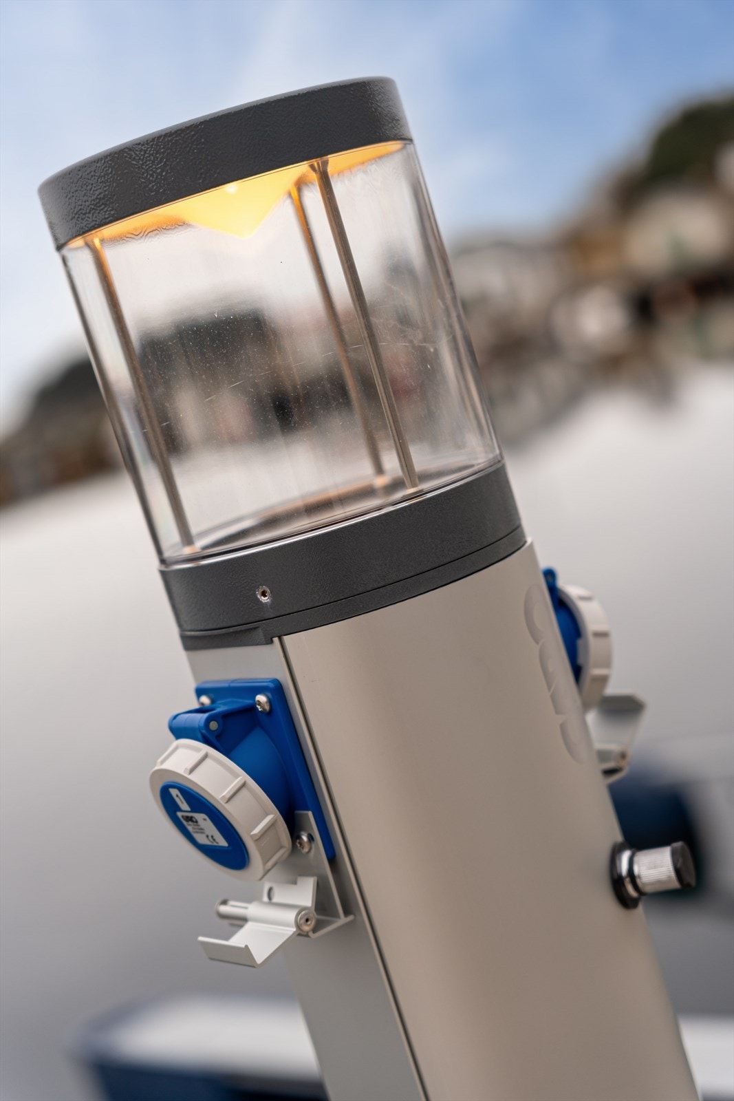 Strømstikkontakt pa lysstolpe til hver ba tplass Galleribilde