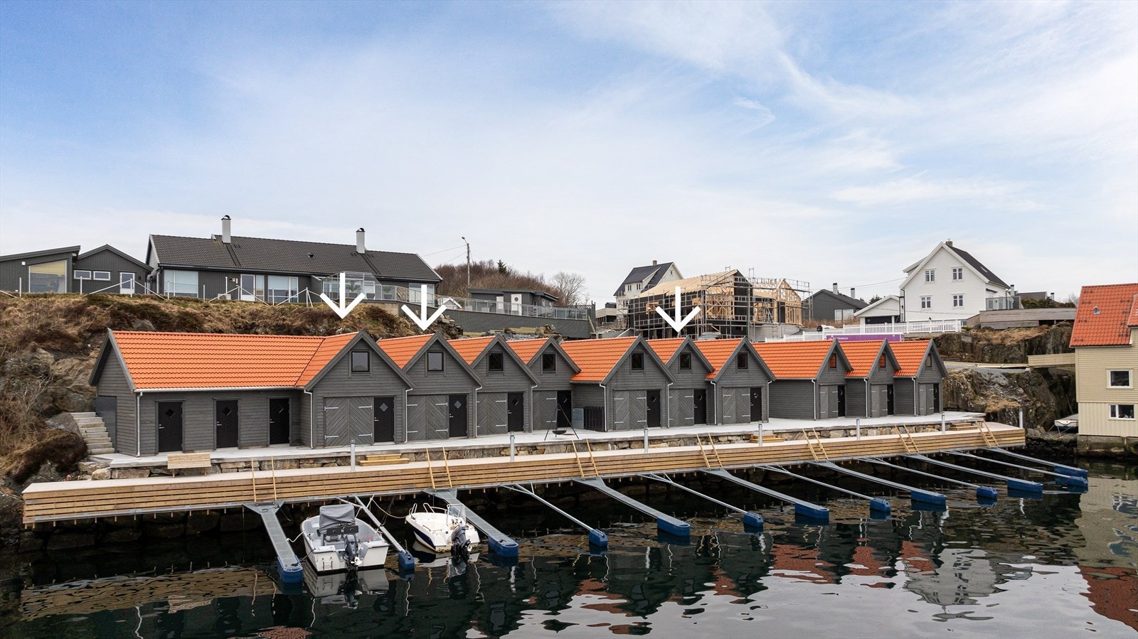 Velkommen til idylliske Osnesbakken naust 5, 9 og 10 Galleribilde