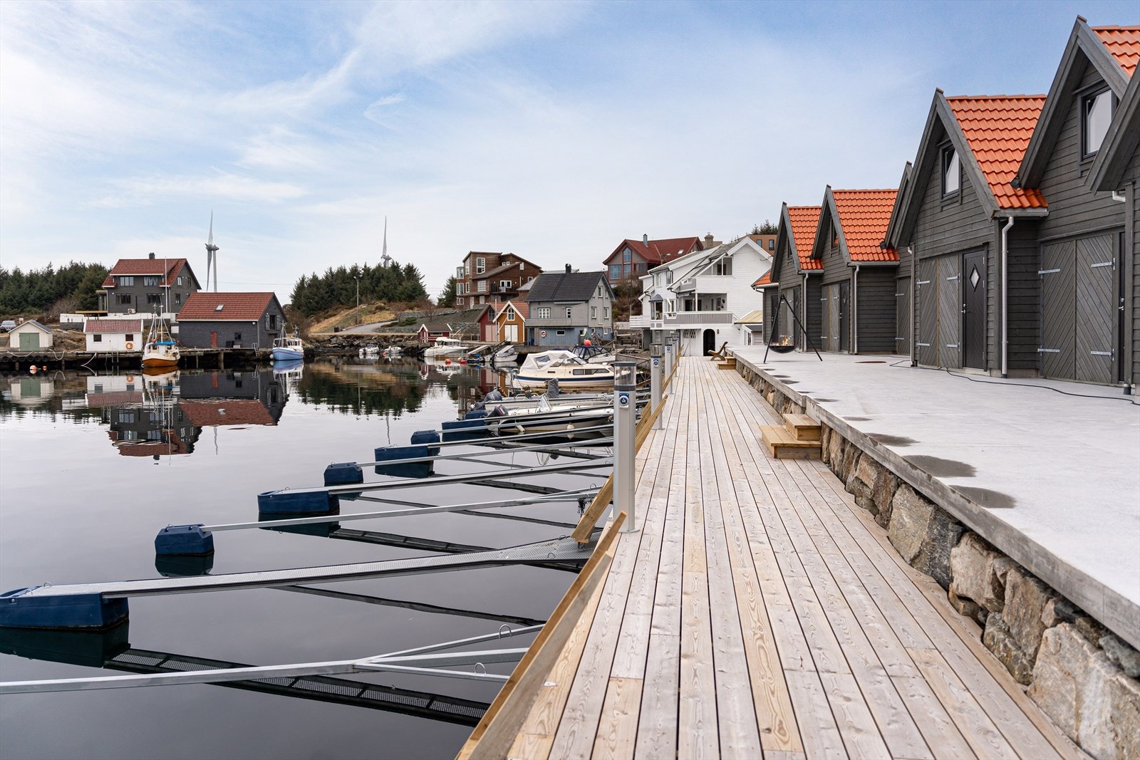 Strømstikkontakt pa lysstolpe til hver ba tplass Galleribilde