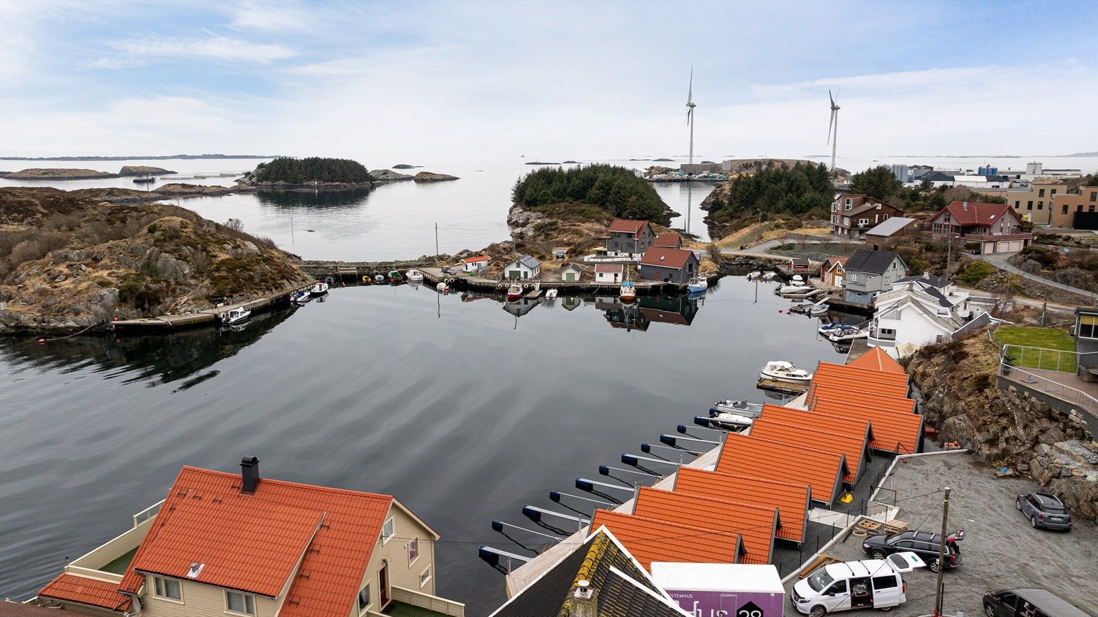 Felles parkeringsplass bak naustene Galleribilde