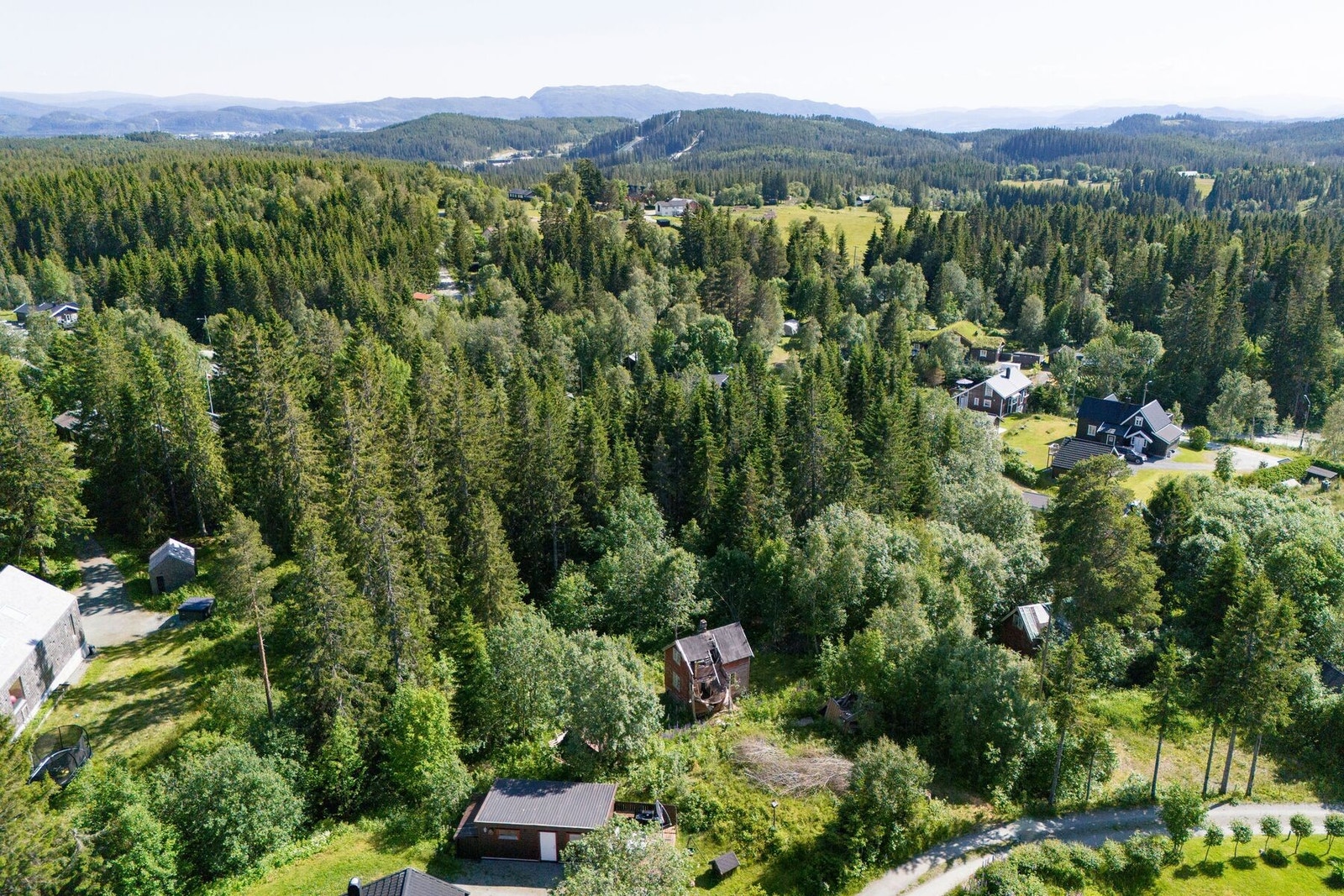 Eiendommen ligger i vakre Kystadmarka, et populært turområde med lett tilgjengelighet hele året. Her finner du merkede stier, skiløyper og korte avstander til Lianvatnet og Bymarka, Galleribilde