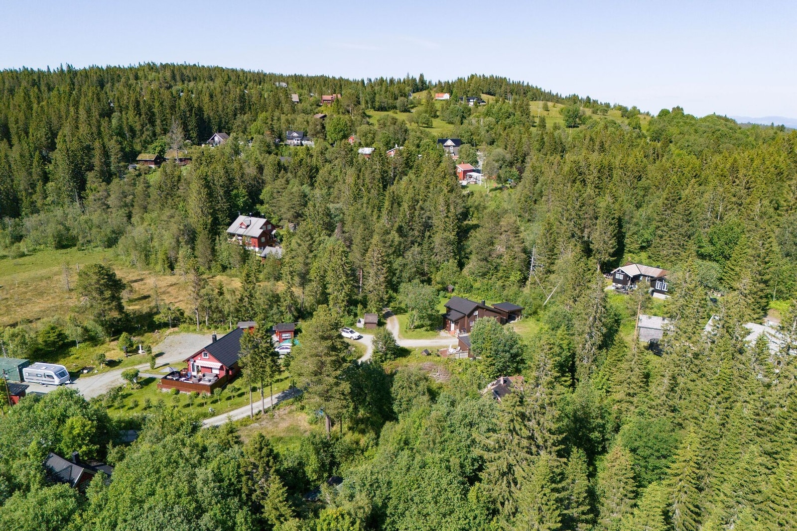 Tomten ligger i et attraktivt og etablert område, med kort vei til natur , turterreng og bare 25 min kjøretur fra sentrum. Området er rolig, barnevennlig og har gode solforhold. Galleribilde