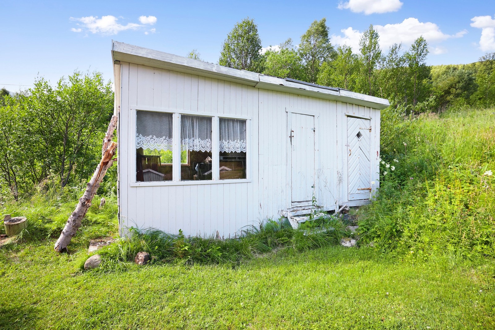 Frittstående uthus med 2 boder. Galleribilde