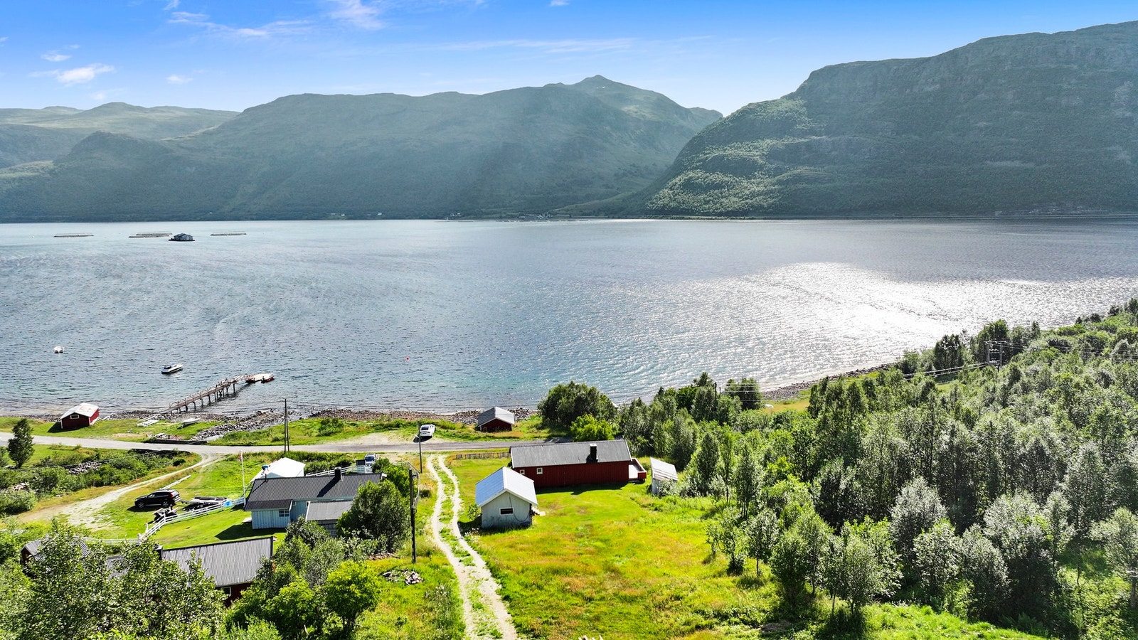 Eiendommen strekker seg helt ned mot vannkanten. Galleribilde