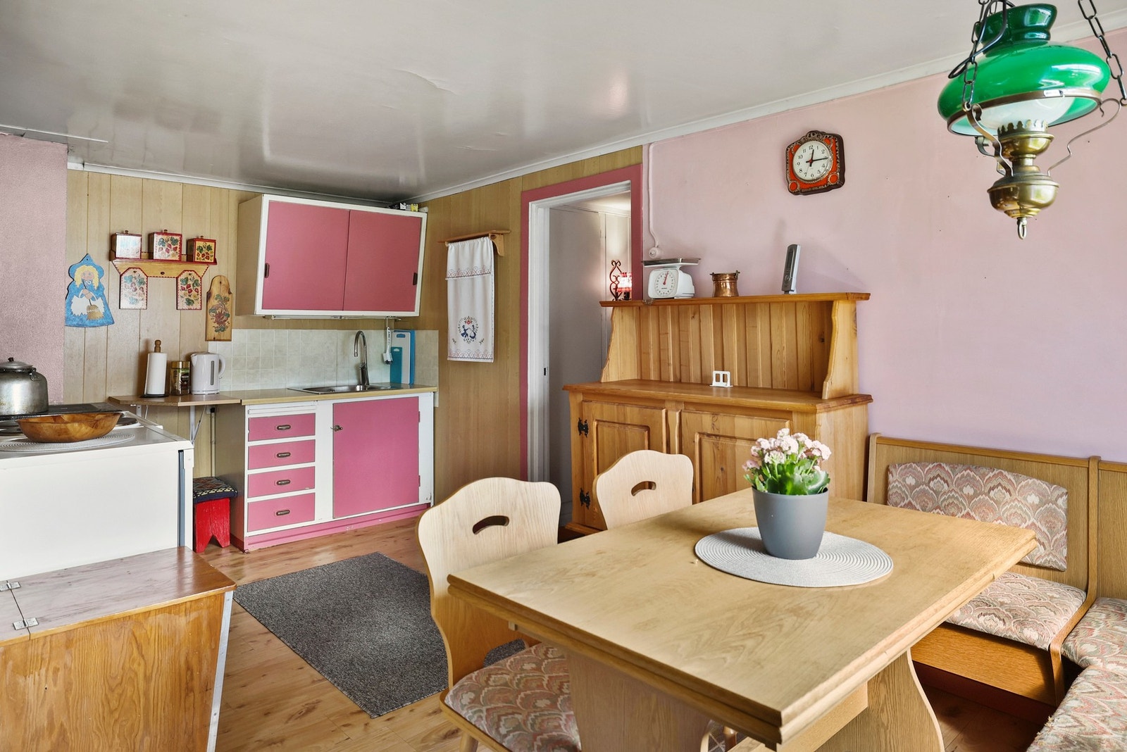 Her fortsetter sjarmen - et kjøkken preget av farger og nostalgi. Galleribilde