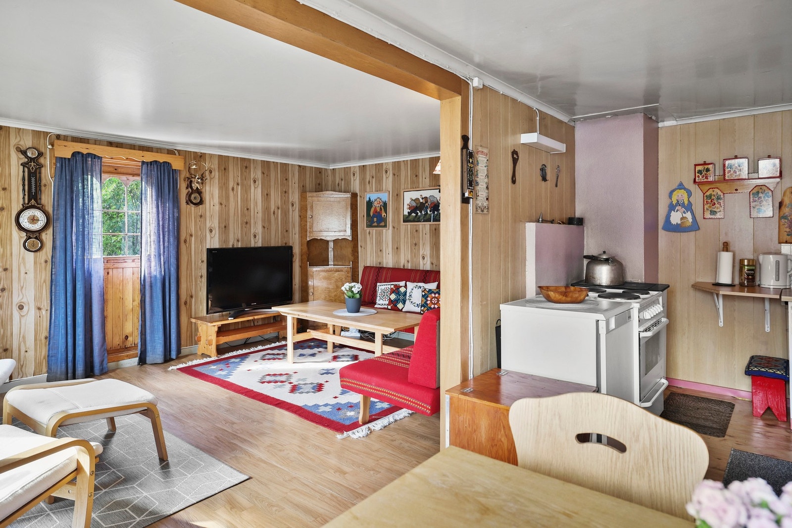 I 1980 ble det satt opp et tilbygg til hytta bestående av gang, tre soverom, toalett og to boder. Galleribilde