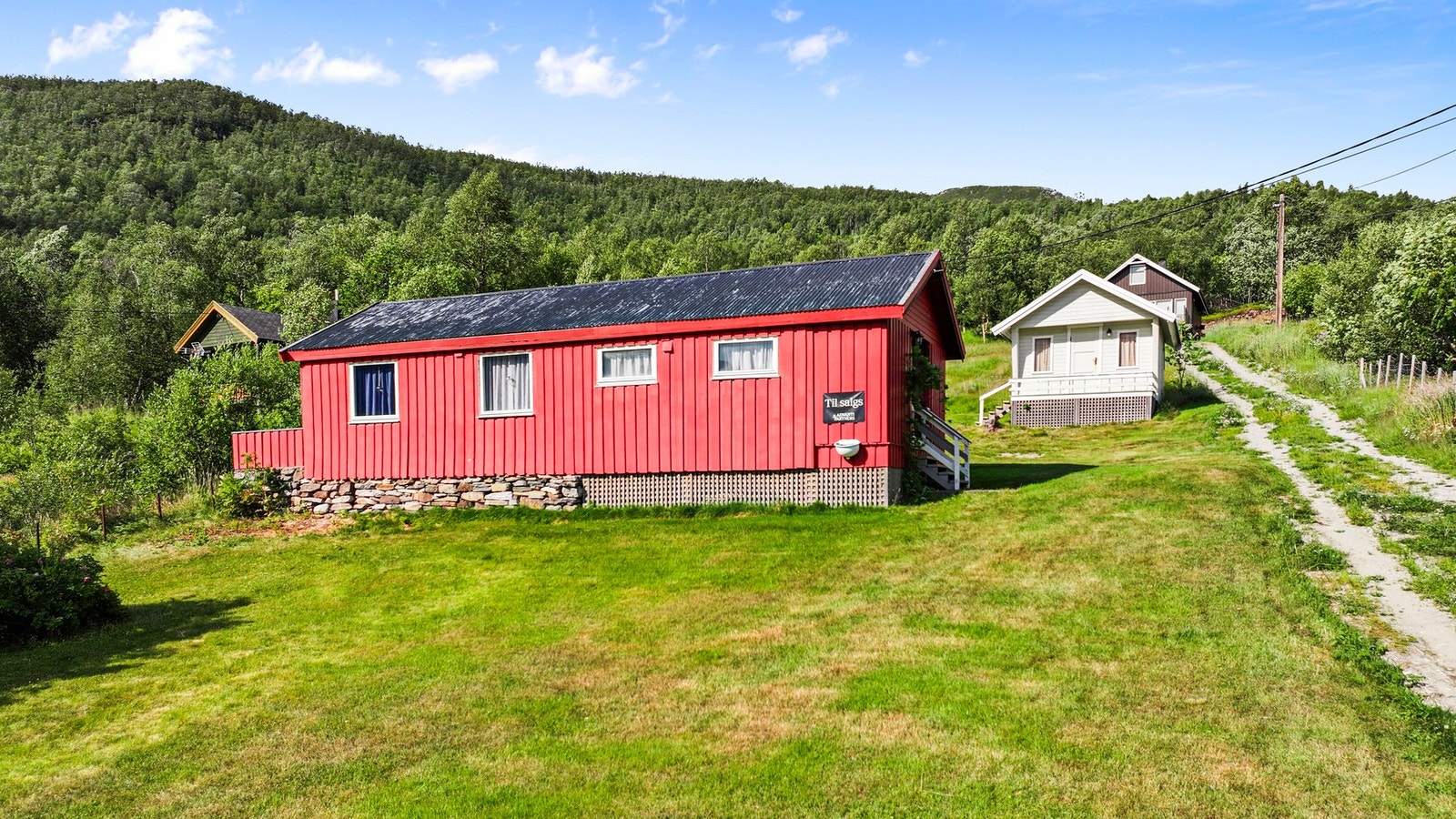 På eiendommen har man en hytte, to uthus og et naust. Galleribilde