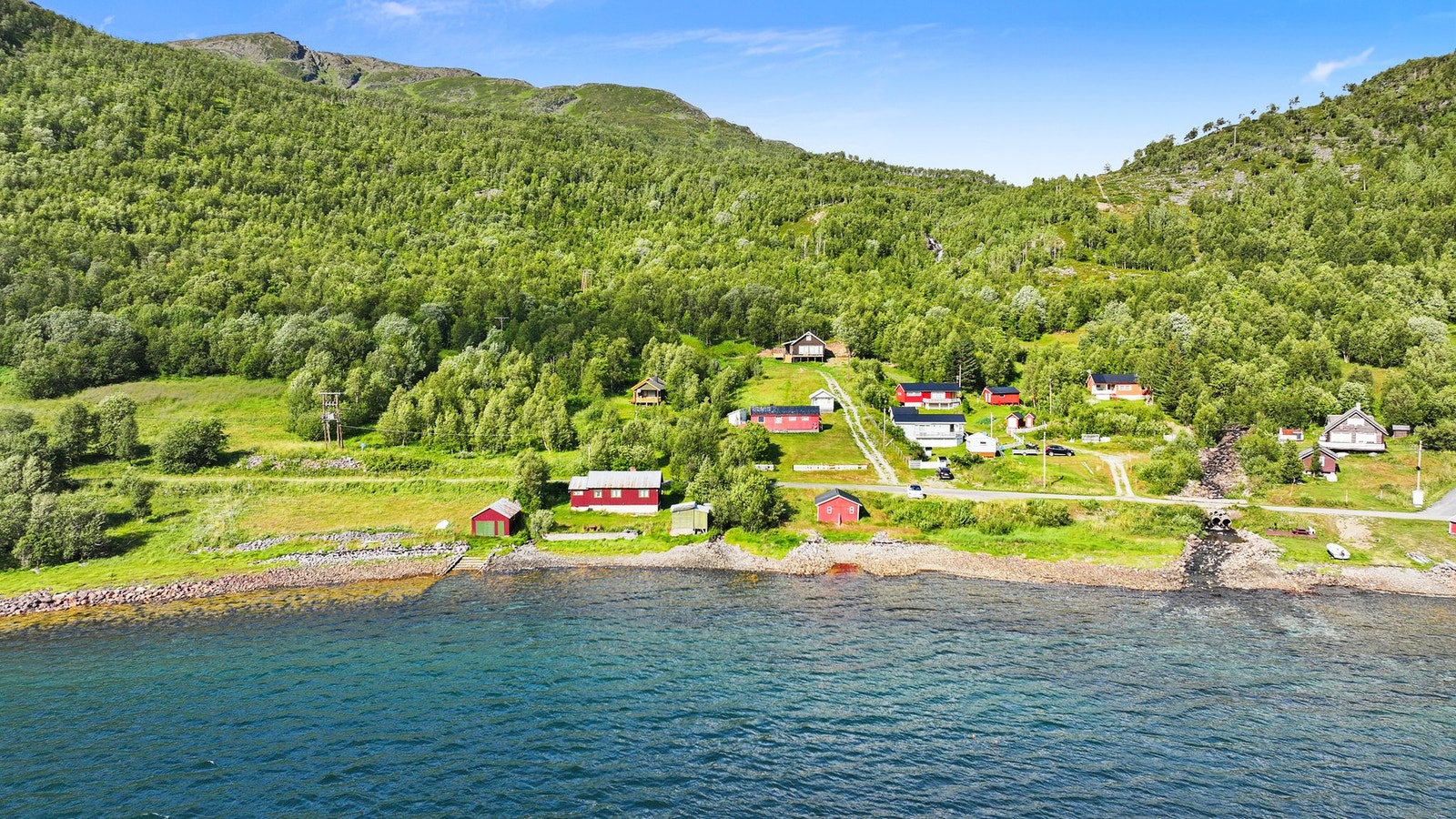 Beliggenheten passer perfekt for deg som ønsker nærhet til friluftsliv som jakt, fiske, muligheter for toppturer, turer på ski, scooterkjøring eller båtliv. Galleribilde