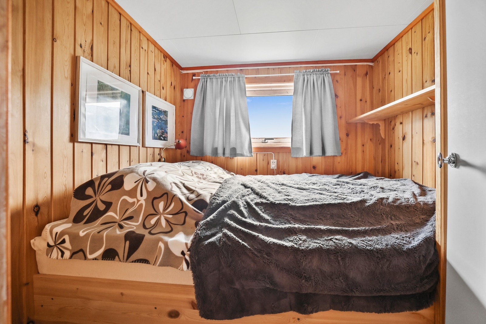 Tre soverom sørger for godt med soveplasser i hytta. Galleribilde