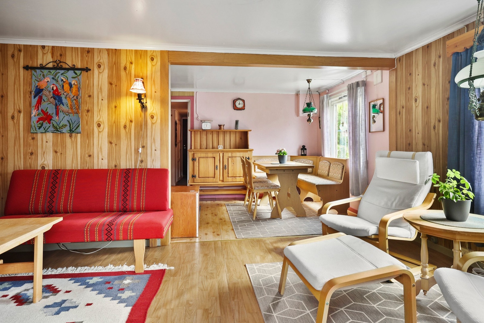 Hytta har en god planløsning som byr på flere soner i oppholdsrommet. Galleribilde