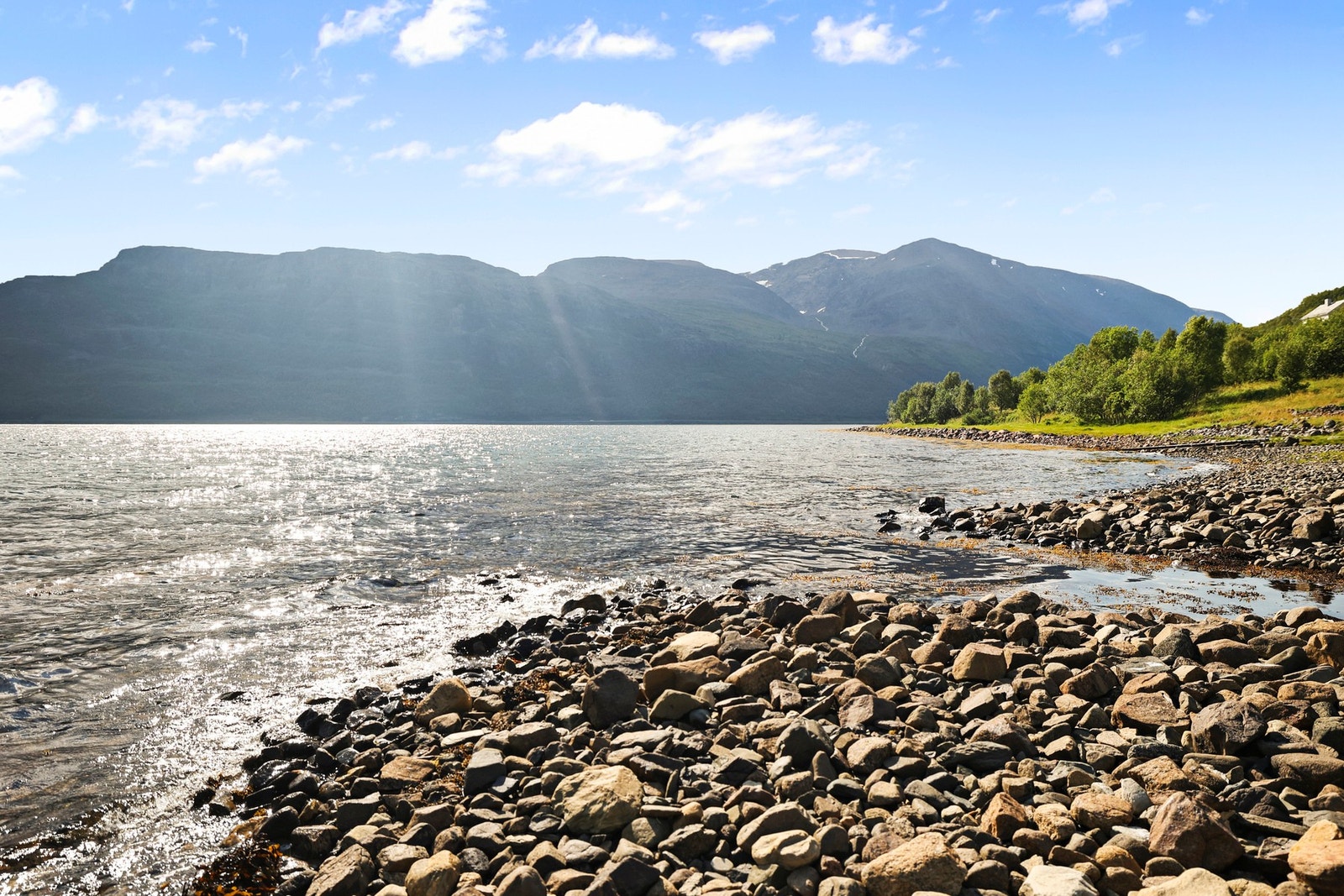 Tomten strekker seg helt ned til vannkanten. Galleribilde