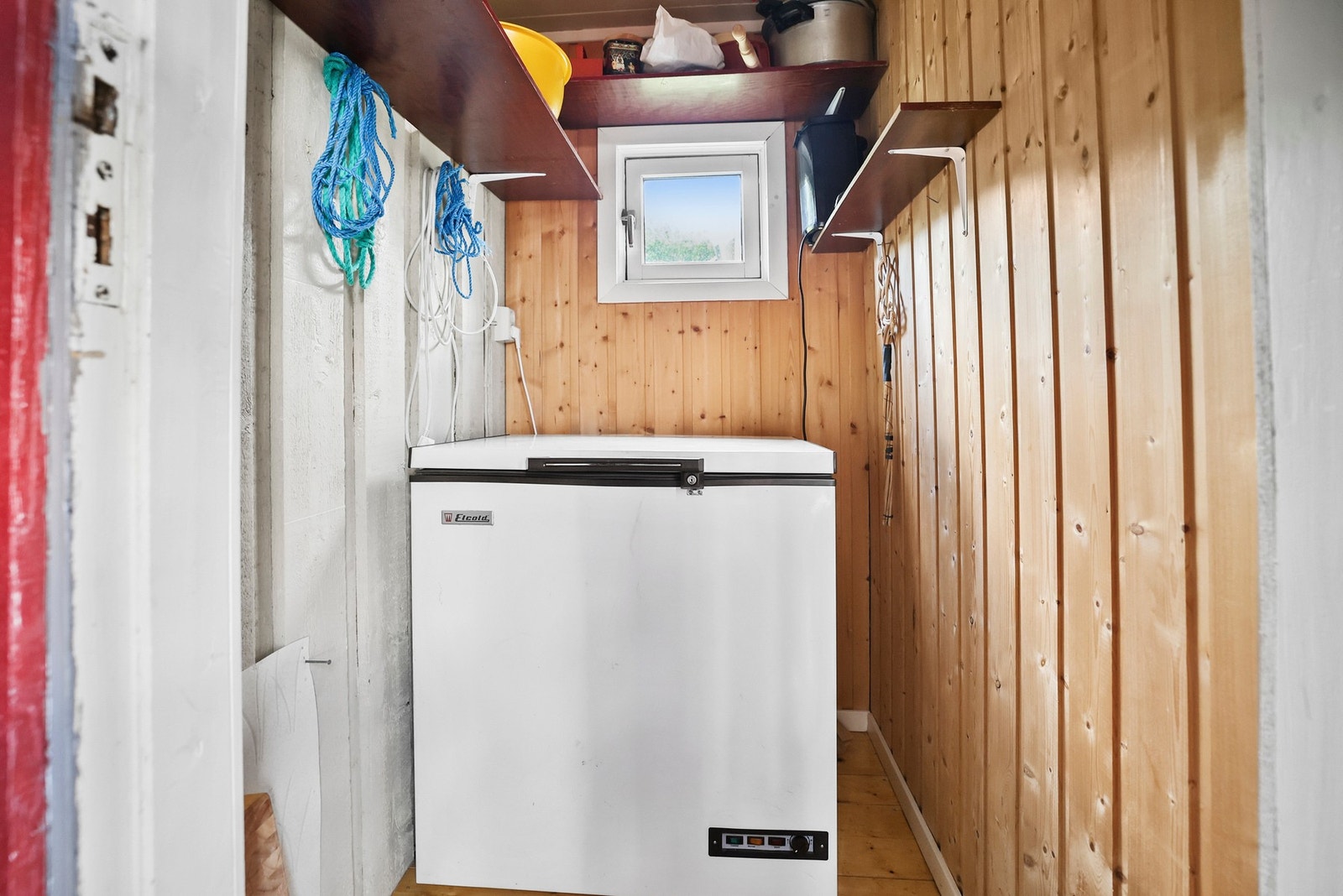 Ved inngangen til hytta har man en bod på hver side av inngangsdøren. Galleribilde