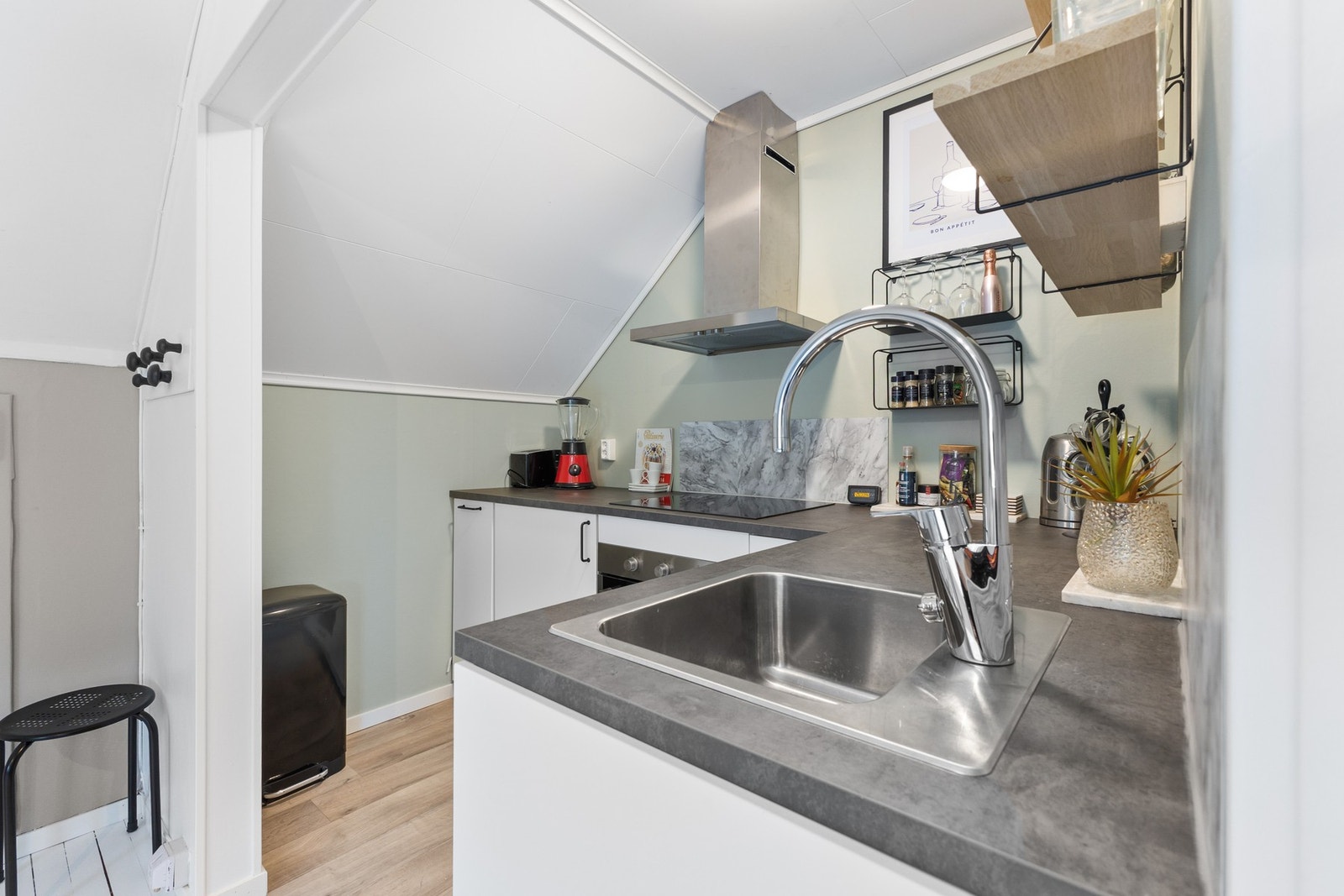 Funksjonelt kjøkken med platetopp, stekeovn og vannstoppsystem montert Galleribilde