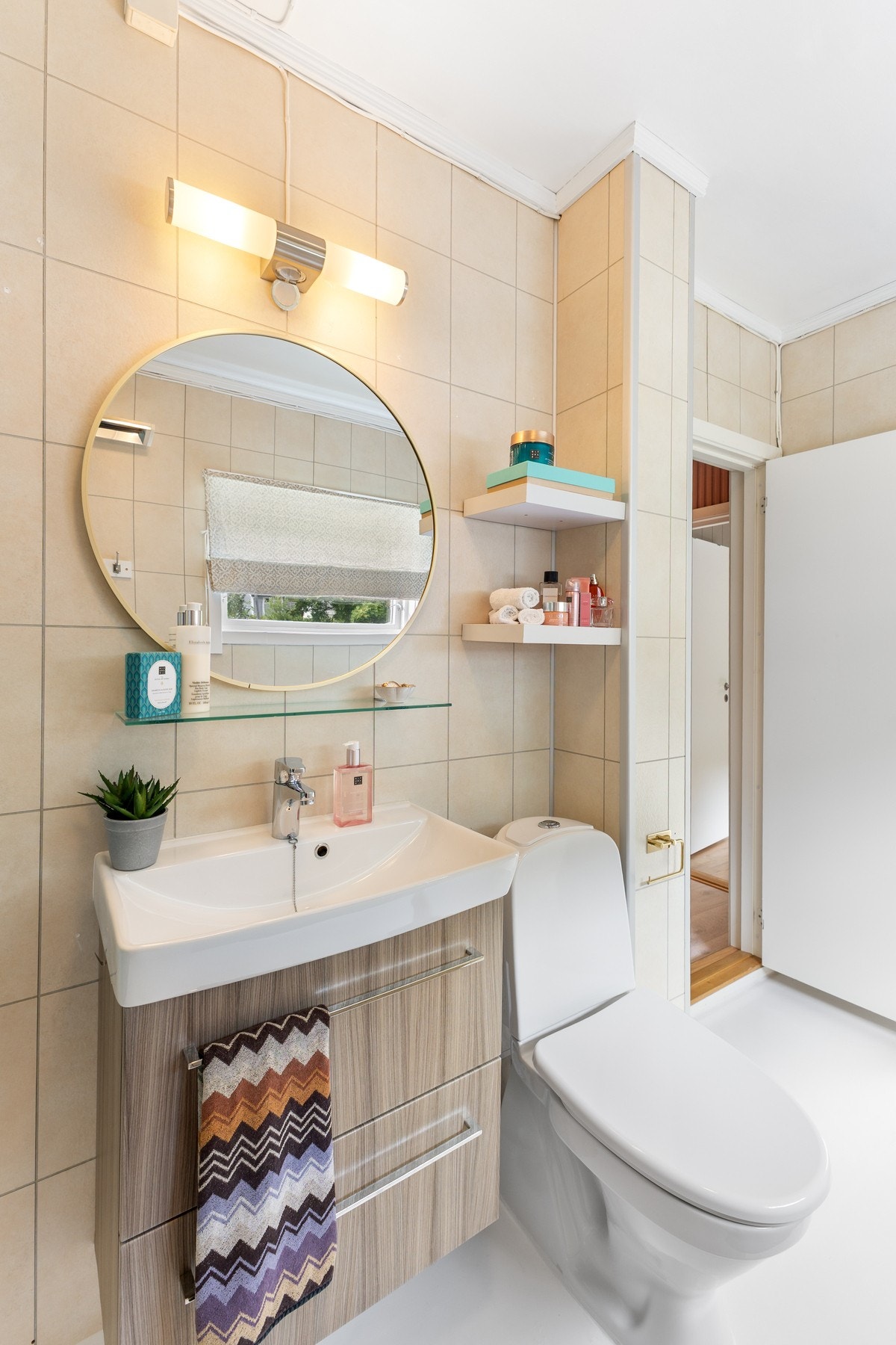 Badet er oppgradert i nyere tid med ny baderomsinnredning, toalett og dujkabinett Galleribilde