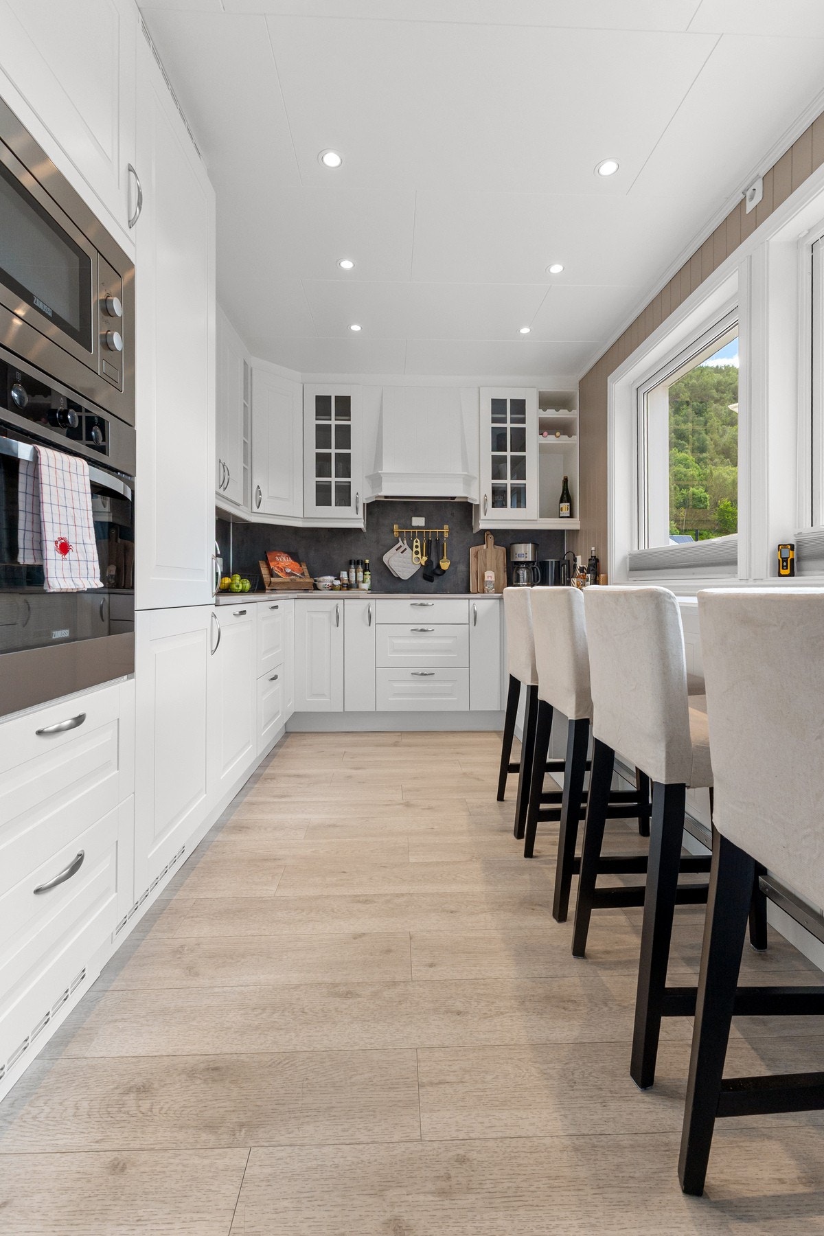 Kjøkkenet har en nyere innredning fra Nova med profilerte fronter, takhøye overskap og laminat benkeplate Galleribilde