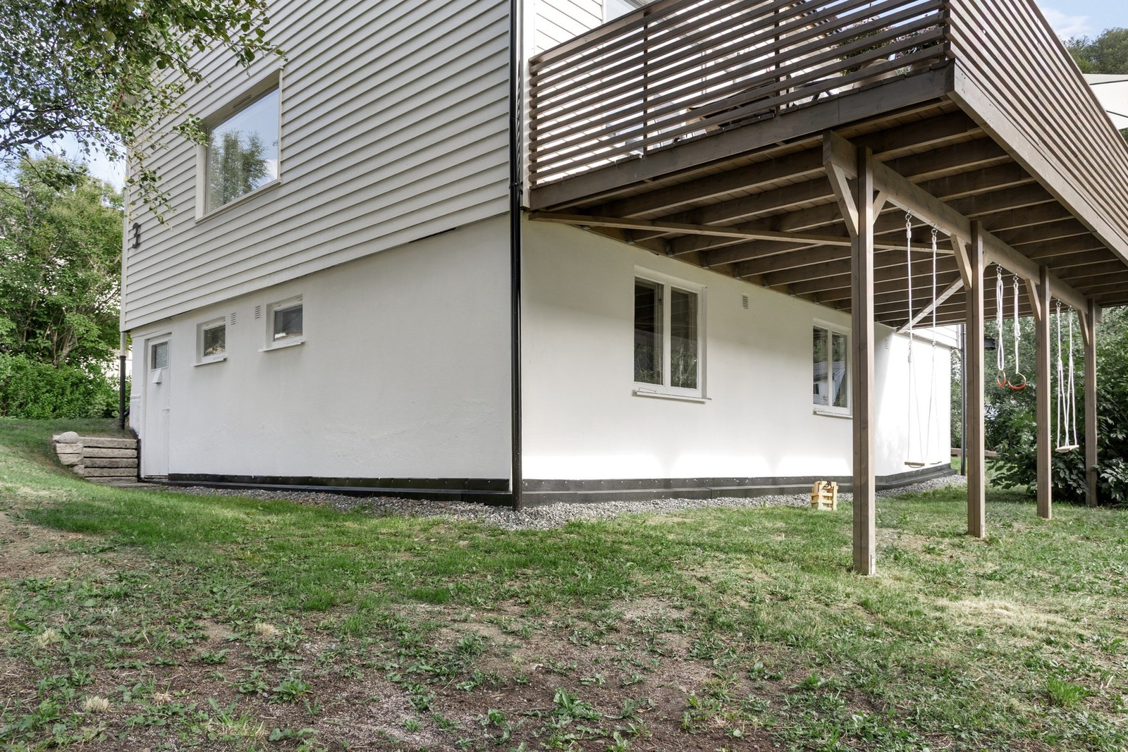 Mulighetsrik kjelleretasje og ggen inngang til kjelleretasje Galleribilde