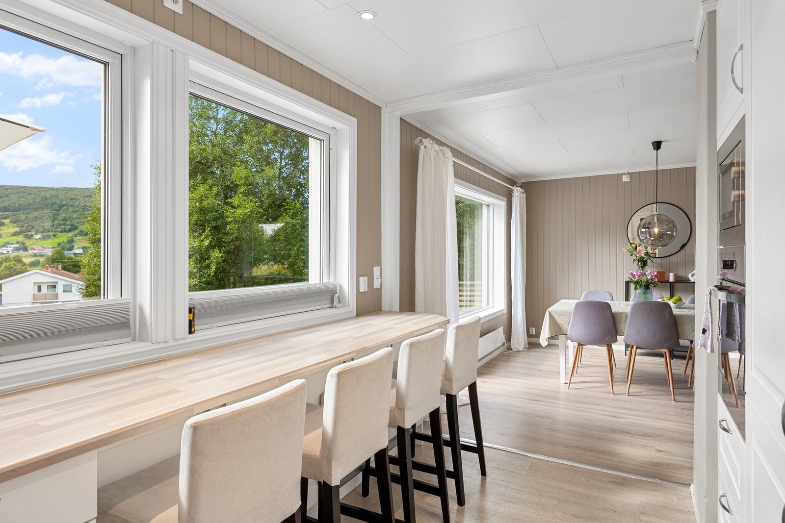 I tillegg til spisestue er det flere spiseplasser på kjøkkenet Galleribilde