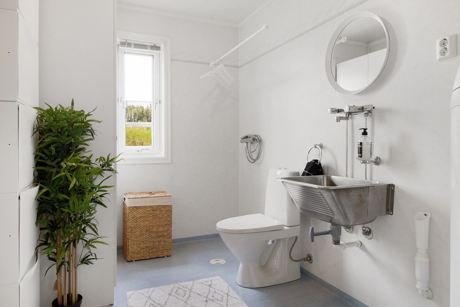 Bad/vaskerom rett på innsiden av inngangsdøra. Rommet har opplegg for dusj, toalett og utslagsvask. Plass og opplegg for vaskemaskin/tørketrommel. Galleribilde