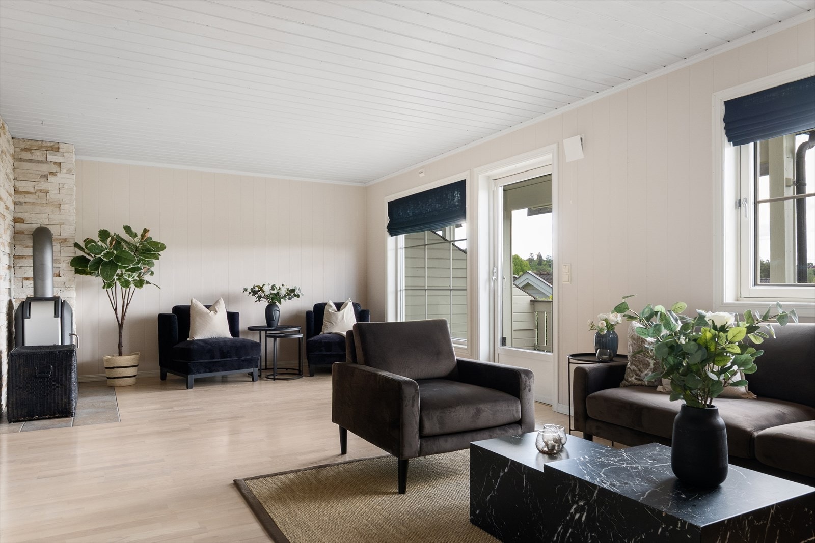 Fra stuen er det utgang til terrasse og hage med gode solforhold. Galleribilde