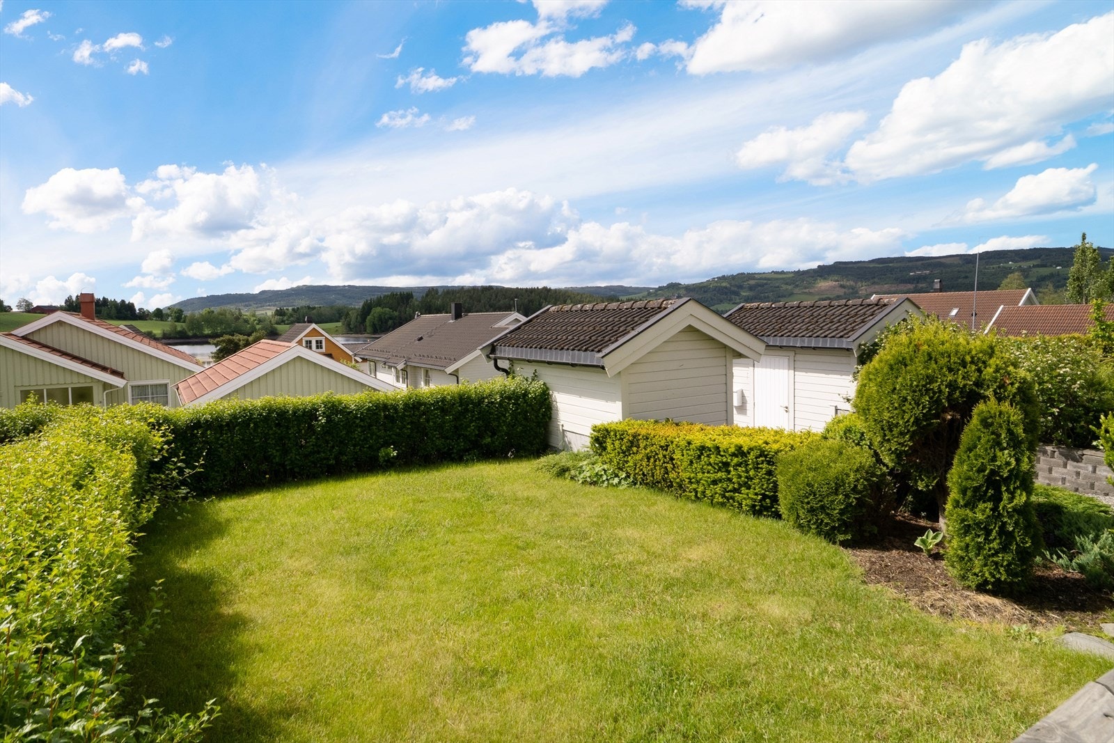 Fine uteareal med hekk og gressplen. Galleribilde