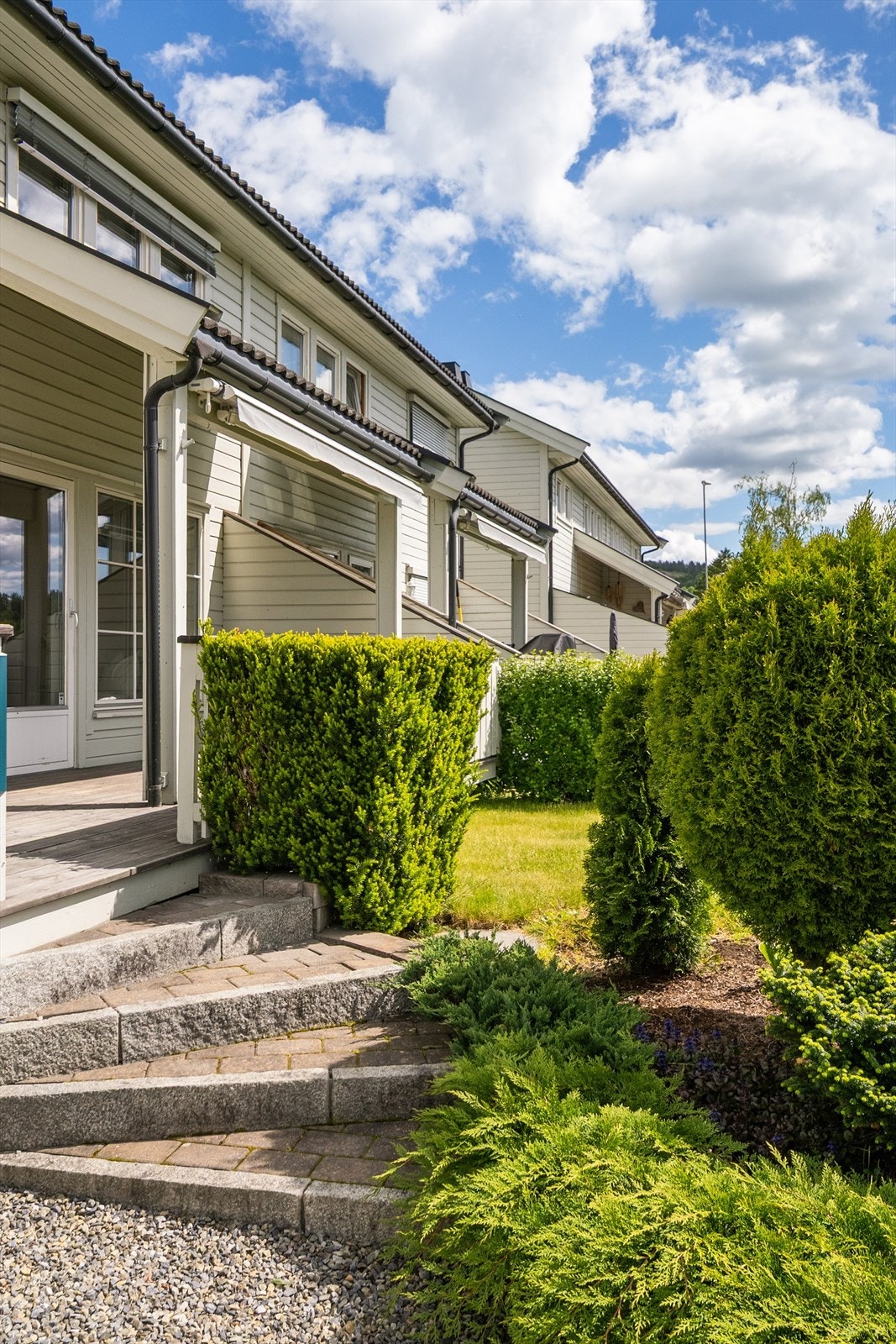 Trapp med adkomst til terrasse og hage. Galleribilde