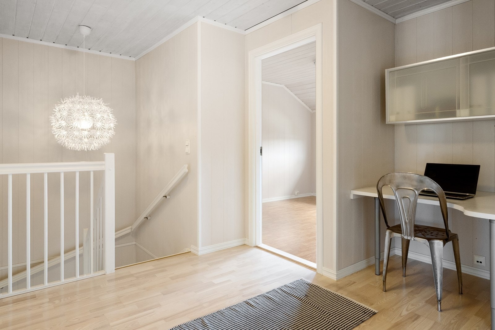 Gang 2. etasje med trapp. Galleribilde